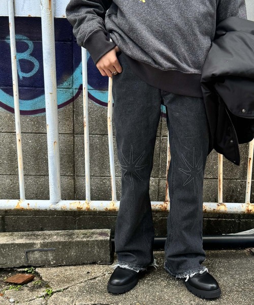 SENSE OF PLACE by URBAN RESEARCH（センスオブプレイスバイアーバンリサーチ）の「『別注』SHUHEI KOKI×SENSE OF PLACE　フレアデニム（デニムパンツ・メンズ・ブラック/インディゴブルー・LARGE/MEDIUM）」の4枚目の写真