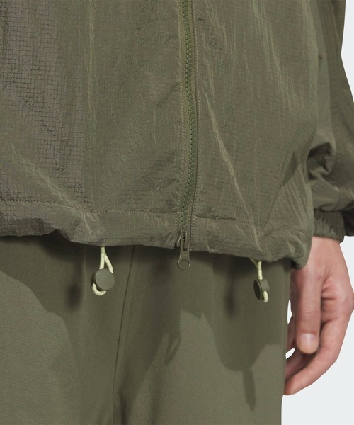 adidas（アディダス）の「シティエスケープ ルーズフィット シャイニークリンクル リップストップ フード付きジャケット / アディダス adidas（ナイロンジャケット・メンズ・ブラウン/オリーブ・LARGE/MEDIUM/SMALL/3XL/XX-LARGE/X-LARGE/X-SMALL）」の12枚目の写真