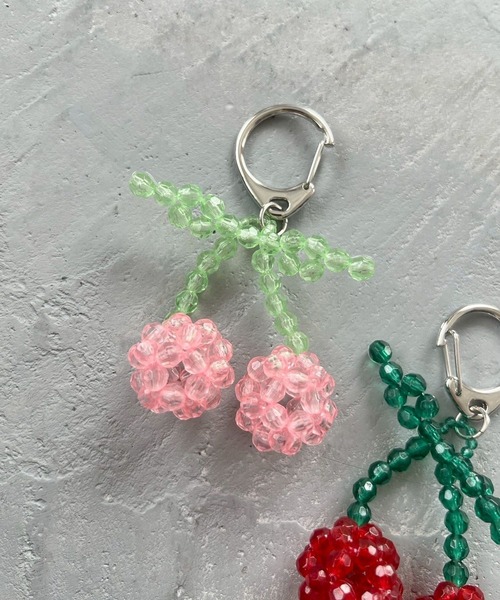 セール】ビーズサクランボキーチャーム 308671（キーホルダー）｜Me