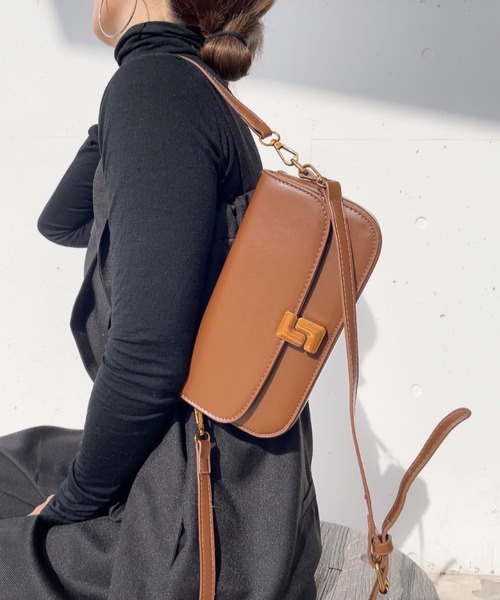 ISOOK（アイスー）の「2wayショルダーバッグ(comochi select)/ハンドバッグ 斜め掛け マグネットボタン フェイクレザー 合皮 黒 茶色 ブラック ブラウン（ハンドバッグ・レディース・ブラウン/ブラック・FREE）」の4枚目の写真