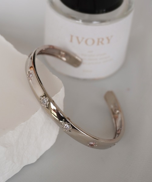 ammy.（エイミードット）の「【 ammy. / エイミードット 】 ジルコニア カフ バングル（バングル/リストバンド・レディース・シルバー/ゴールド・FREE）」の3枚目の写真