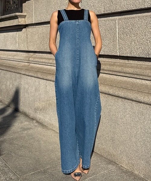 JENNE(ジェンヌ)の「リラックスデニムサロペット(ニット/セーター・レディース・ブルー・MEDIUM/SMALL/LARGE)」の4枚目の写真