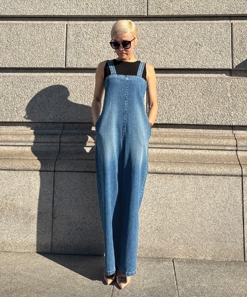JENNE(ジェンヌ)の「リラックスデニムサロペット(ニット/セーター・レディース・ブルー・MEDIUM/SMALL/LARGE)」の14枚目の写真