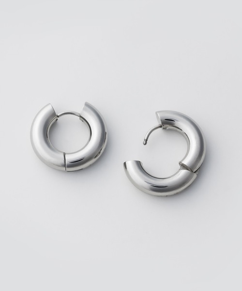 WYZ surgical stainless（ダブリューワイジィーサージカルステンレス）の「【 金属アレルギー対応 】リングフープピアス サージカルステンレス 直径2cm（ピアス（両耳用）・メンズ・ゴールド/ブラック/シルバー・FREE）」の6枚目の写真