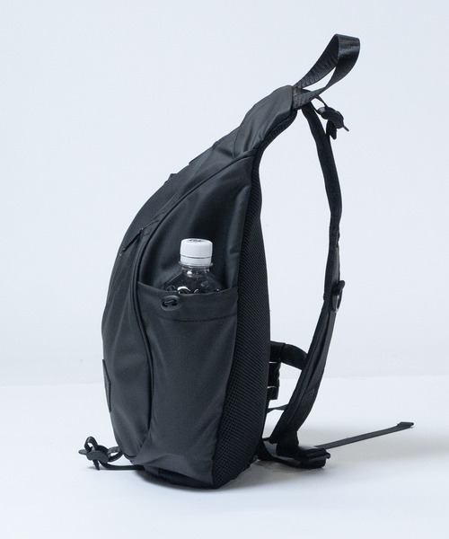 GERRY(ジェリー)の「【Y】〔GERRY/ジェリ-〕撥水加工 スリングバッグ(メッセンジャーバッグ・メンズ・ブラック/チャコールグレー・FREE)」の3枚目の写真
