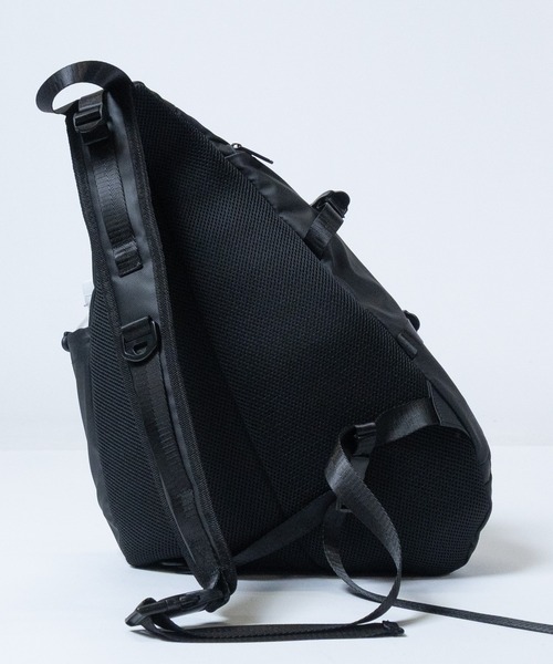 GERRY(ジェリー)の「【Y】〔GERRY/ジェリ-〕撥水加工 スリングバッグ(メッセンジャーバッグ・メンズ・ブラック/チャコールグレー・FREE)」の4枚目の写真