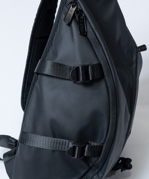 GERRY(ジェリー)の「【Y】〔GERRY/ジェリ-〕撥水加工 スリングバッグ(メッセンジャーバッグ・メンズ・ブラック/チャコールグレー・FREE)」の6枚目の写真