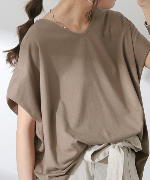 HUG.U(ハグユー)の「「二の腕神隠し」Tシャツ <選べるネック>(Tシャツ/カットソー・レディース・グリーン系その他/グリーン系その他2/オレンジ/ブルー/ホワイト/ブラック/オレンジ系その他/オリーブ/グリーン/モカ/ホワイト系その他/ブラウン系その他/ブラック系その他/ブルー系その他・FREE)」の1枚目の写真