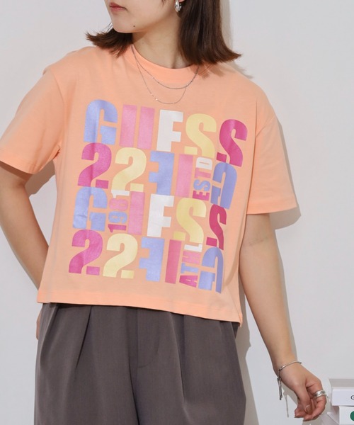 Guess(ゲス)の「GUESS EDWINA CROP TEE Tシャツ(Tシャツ/カットソー・レディース・ピンク/ライトグリーン/オレンジ・S/M)」の3枚目の写真
