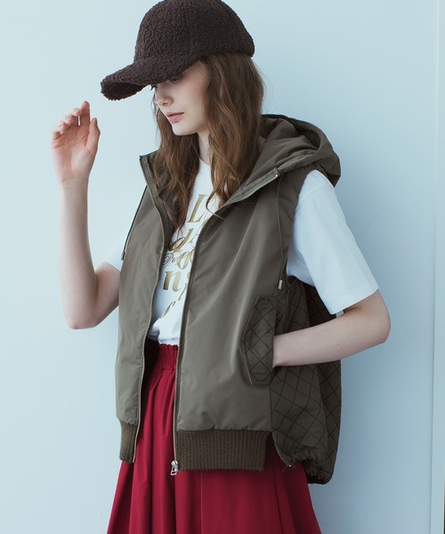 STRAWBERRY-FIELDS(ストロベリーフィールズ)の「スワイ天竺_ラメプリントロゴティーシャツ(Tシャツ/カットソー・レディース・オフホワイト/チャコールグレー・2)」の2枚目の写真