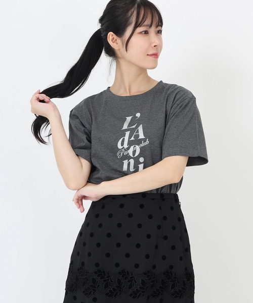 STRAWBERRY-FIELDS(ストロベリーフィールズ)の「スワイ天竺_ラメプリントロゴティーシャツ(Tシャツ/カットソー・レディース・オフホワイト/チャコールグレー・2)」の1枚目の写真