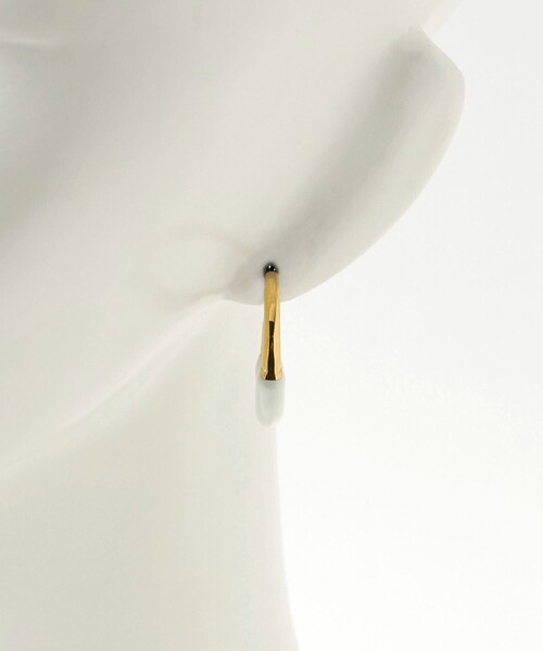 UNITED ARROWS(ユナイテッドアローズ)の「EPO フープ ピアス(ピアス(両耳用)・レディース・オフホワイト/ブラック/ピンク・FREE)」の4枚目の写真