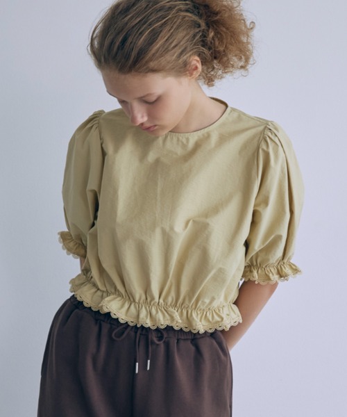 EN NEUME（エンノイム）の「Lace Trim Volume Tops（シャツ/ブラウス・レディース・イエロー/ホワイト/ブラック/ブラウン・FREE）」の4枚目の写真