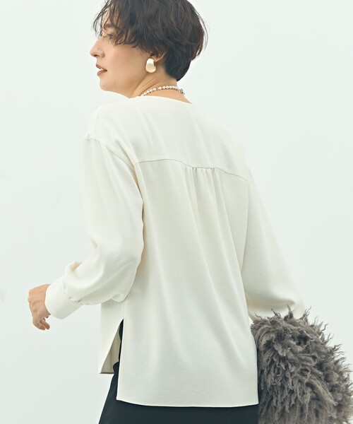 NOLLEY’S Sophi（ノーリーズソフィ）の「ウォッシャブルバックサテンジョーゼットオープンカラーブラウス（シャツ/ブラウス・レディース・オフホワイト/サックスブルー/ネイビー・38）」の12枚目の写真