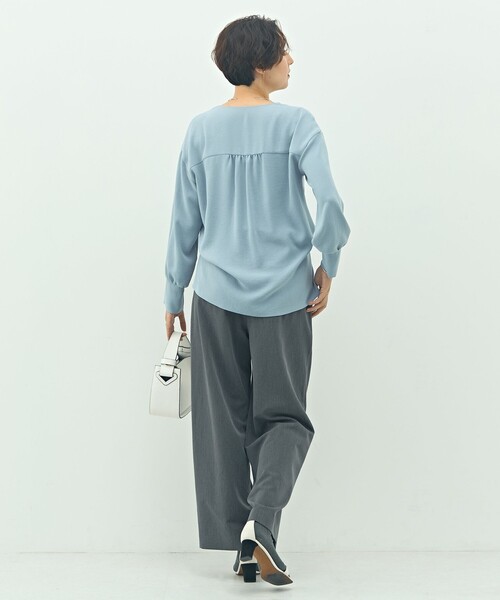NOLLEY’S Sophi（ノーリーズソフィ）の「ウォッシャブルバックサテンジョーゼットオープンカラーブラウス（シャツ/ブラウス・レディース・オフホワイト/サックスブルー/ネイビー・38）」の17枚目の写真