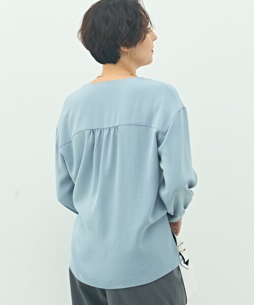 NOLLEY’S Sophi（ノーリーズソフィ）の「ウォッシャブルバックサテンジョーゼットオープンカラーブラウス（シャツ/ブラウス・レディース・オフホワイト/サックスブルー/ネイビー・38）」の20枚目の写真