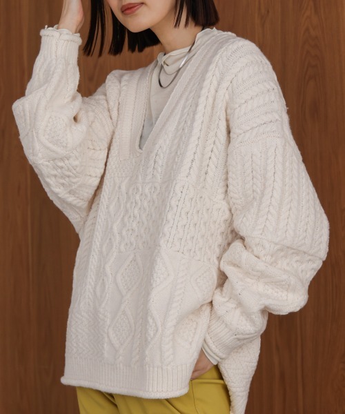 Bou Jeloud(ブージュルード)の「ケーブルVニットセーター(ニット/セーター・レディース・オフホワイト/レッド/ブラック・38)」の1枚目の写真
