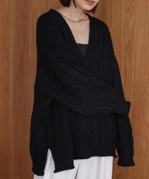 Bou Jeloud(ブージュルード)の「ケーブルVニットセーター(ニット/セーター・レディース・オフホワイト/レッド/ブラック・38)」の2枚目の写真