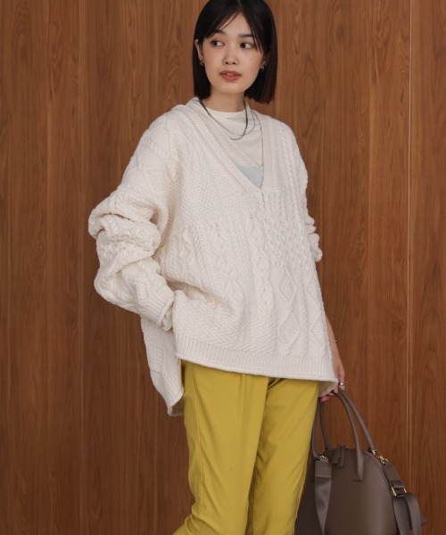 Bou Jeloud(ブージュルード)の「ケーブルVニットセーター(ニット/セーター・レディース・オフホワイト/レッド/ブラック・38)」の4枚目の写真