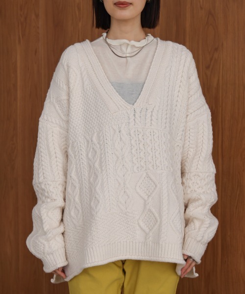 Bou Jeloud(ブージュルード)の「ケーブルVニットセーター(ニット/セーター・レディース・オフホワイト/レッド/ブラック・38)」の11枚目の写真