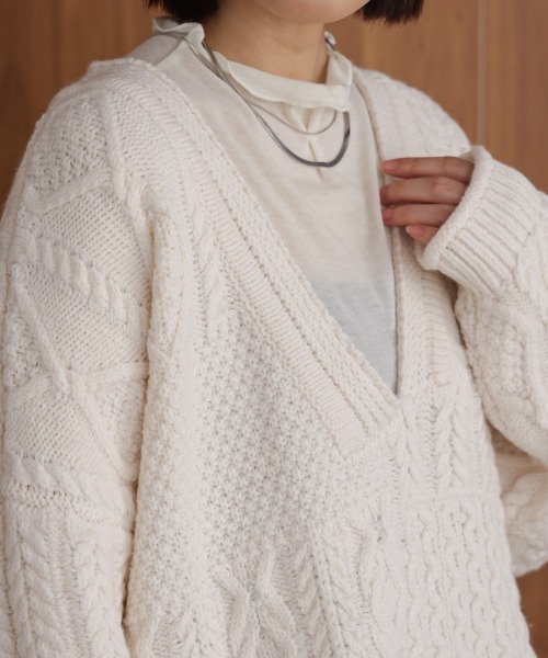 Bou Jeloud(ブージュルード)の「ケーブルVニットセーター(ニット/セーター・レディース・オフホワイト/レッド/ブラック・38)」の12枚目の写真