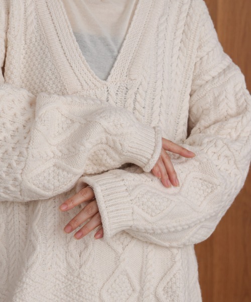 Bou Jeloud(ブージュルード)の「ケーブルVニットセーター(ニット/セーター・レディース・オフホワイト/レッド/ブラック・38)」の13枚目の写真