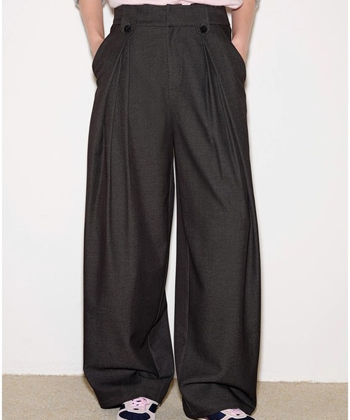 Fano Studios（ファノ ストゥディオズ）の「プリーツデザイン ストレートワイドスラックス FQ25K082【Fano Studios】【2025AW】（スラックス・レディース・チャコールグレー・S/M/L）」の2枚目の写真