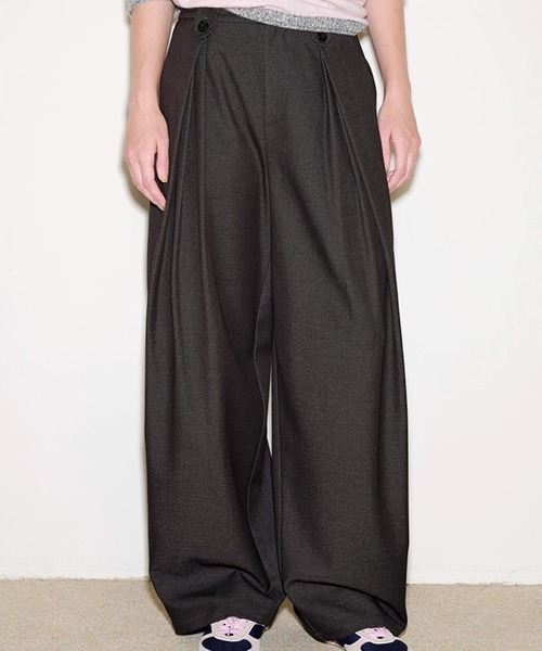 Fano Studios（ファノ ストゥディオズ）の「プリーツデザイン ストレートワイドスラックス FQ25K082【Fano Studios】【2025AW】（スラックス・レディース・チャコールグレー・S/M/L）」の3枚目の写真