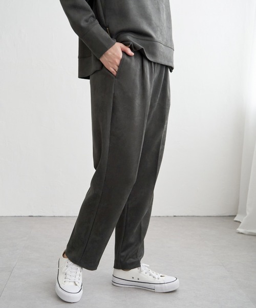 ikka(イッカ)の「フェイクスエードテーパードパンツ(その他パンツ・レディース・ブラウン系その他/チャコール/ベージュ・L/M/S)」の2枚目の写真