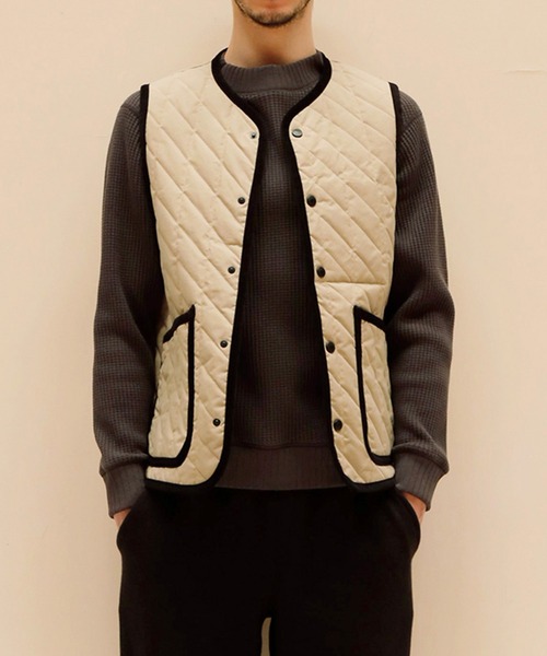 LAVENHAM(ラベンハム)の「Jackman X Lavenham Bound Pocket Collarless Gilet Mens / ジャックマン バウンド ポケット カラーレス ジレ メンズ(ベスト・メンズ・ベージュ/チャコール・S/L/XL/M)」の3枚目の写真