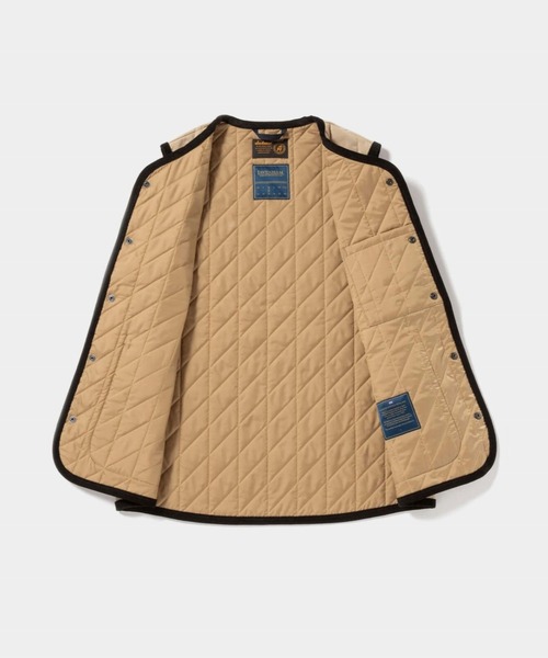 LAVENHAM(ラベンハム)の「Jackman X Lavenham Bound Pocket Collarless Gilet Mens / ジャックマン バウンド ポケット カラーレス ジレ メンズ(ベスト・メンズ・ベージュ/チャコール・S/L/XL/M)」の8枚目の写真