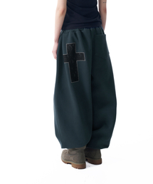 AAKAM（アーカム）の「Laced CROS2 Patch Sweatpants (Dark Green)（スウェットパンツ・メンズ）」