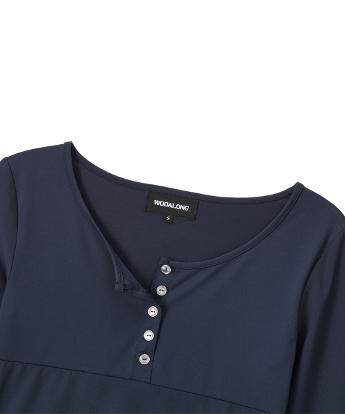WOOALONG（ウアロン）の「Nylon Buttoned Crop T-shirt [Fabric by ITALY] - NAVY（Tシャツ/カットソー・レディース・ネイビー・SMALL/MEDIUM）」の3枚目の写真