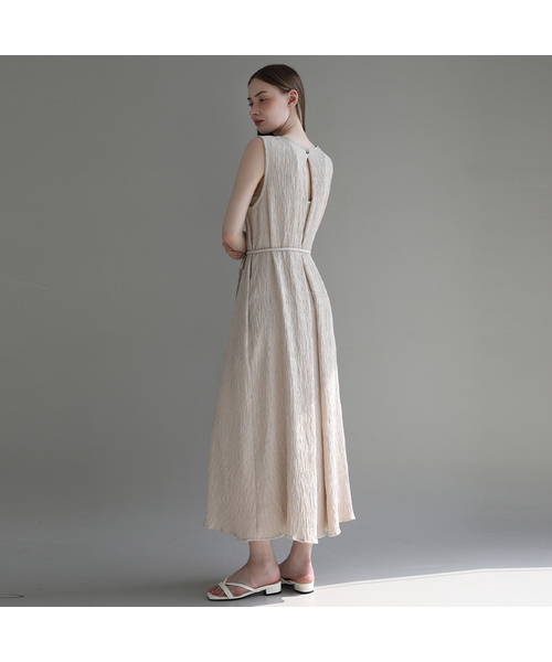 SLOWLOLLI（スローローリ）の「[カラー追加] バックスリットプリーツミディドレス_5カラー（ワンピース・レディース・Beige/アイボリー/ブラック/カーキ/ブルー・FREE）」の3枚目の写真