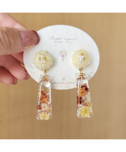 tone(トーン)の「【Sweetlupine】【Sweetlupine】【オレンジ】淡い花形 クリアステック フラワー お花いっぱい レジン ♡ニッケルイヤリング(MA)(イヤリング・レディース・オレンジ・FREE)」の1枚目の写真