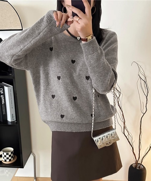 Miniministore(ミニミニストア)の「クルーネックハート柄ニットセーター韓国風(ニット/セーター・レディース・ブラウン/グレー/オフホワイト/ブラック/ベージュ/モカ・FREE)」の4枚目の写真