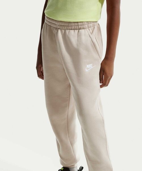 NIKE（ナイキ）の「ナイキ スポーツウェア クラブ フリース ジュニアジョガー / Nike Sportswear Club Fleece Big Kids' Joggers FD3008-236 Cream II（スウェットパンツ・キッズ・ブラウン系その他2・140/160/150/130）」の2枚目の写真