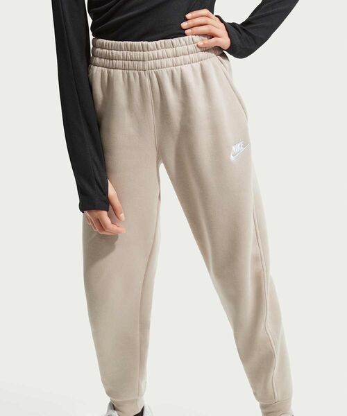 NIKE（ナイキ）の「ナイキ スポーツウェア クラブ フリース ジュニアジョガー / Nike Sportswear Club Fleece Big Kids' Joggers FD3008-236 Cream II（スウェットパンツ・キッズ・ブラウン系その他2・140/160/150/130）」の3枚目の写真