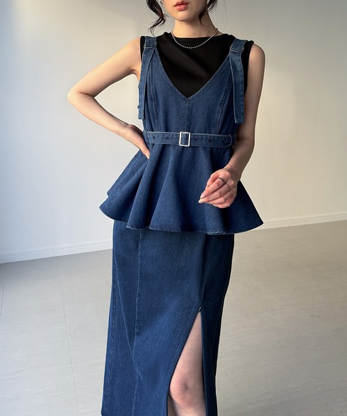 junoah（ジュノア）の「デニムVネックペプラムキャミワンピース（ワンピース・レディース・ブルー/ブラック/ダークブルー・LARGE/MEDIUM/SMALL）」の2枚目の写真