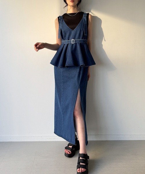junoah（ジュノア）の「デニムVネックペプラムキャミワンピース（ワンピース・レディース・ブルー/ブラック/ダークブルー・LARGE/MEDIUM/SMALL）」の5枚目の写真