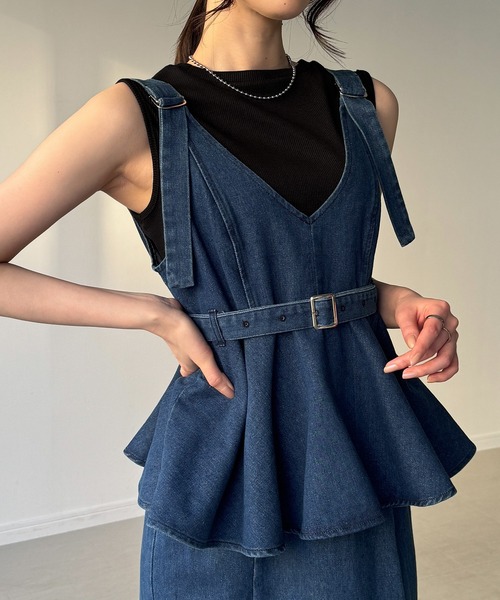 junoah（ジュノア）の「デニムVネックペプラムキャミワンピース（ワンピース・レディース・ブルー/ブラック/ダークブルー・LARGE/MEDIUM/SMALL）」の7枚目の写真