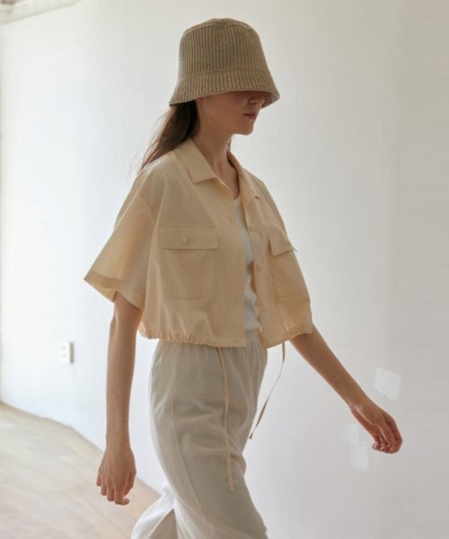 UNNOUT(アナウト)の「POCKET CROP SHIRT - BUTTER(シャツ/ブラウス・レディース・その他・ONE SIZE)」の1枚目の写真