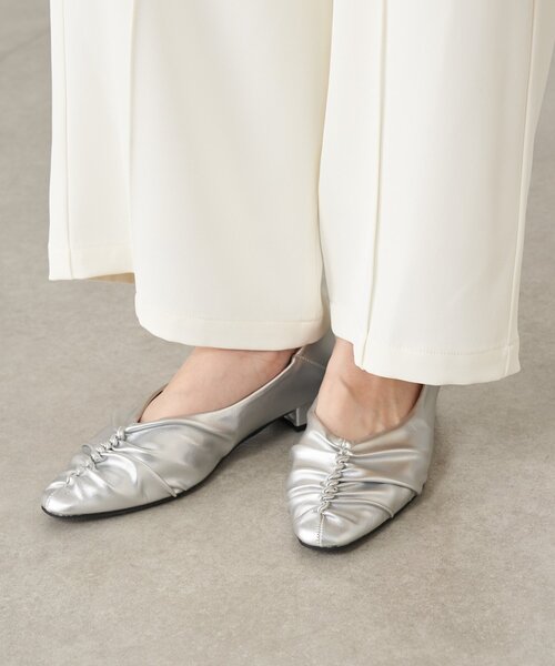 Jena espace merveilleux（ジェナ　エスパスメルヴェイユ）の「ネジレギャザーパンプス（その他シューズ・レディース・シルバー/ブラック・LARGE/MEDIUM）」の7枚目の写真