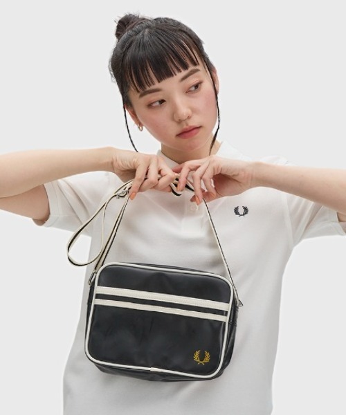 FRED PERRY(フレッドペリー)の「Classic Mini Shoulder Bag/クラシックミニショルダーバッグ(ショルダーバッグ・メンズ・ブラック/ネイビー・ONE SIZE)」の2枚目の写真