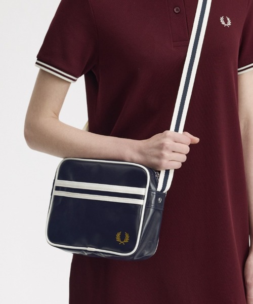 FRED PERRY(フレッドペリー)の「Classic Mini Shoulder Bag/クラシックミニショルダーバッグ(ショルダーバッグ・メンズ・ブラック/ネイビー・ONE SIZE)」の6枚目の写真
