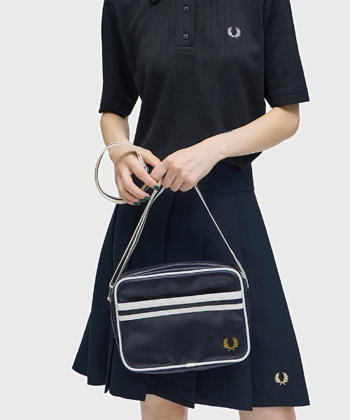 FRED PERRY(フレッドペリー)の「Classic Mini Shoulder Bag/クラシックミニショルダーバッグ(ショルダーバッグ・メンズ・ブラック/ネイビー・ONE SIZE)」の3枚目の写真