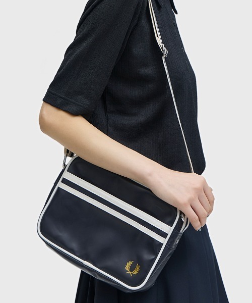 FRED PERRY(フレッドペリー)の「Classic Mini Shoulder Bag/クラシックミニショルダーバッグ(ショルダーバッグ・メンズ・ブラック/ネイビー・ONE SIZE)」の4枚目の写真