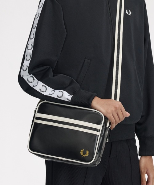 FRED PERRY(フレッドペリー)の「Classic Mini Shoulder Bag/クラシックミニショルダーバッグ(ショルダーバッグ・メンズ・ブラック/ネイビー・ONE SIZE)」の13枚目の写真