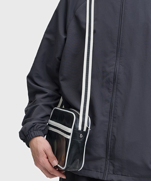 FRED PERRY(フレッドペリー)の「Classic Mini Shoulder Bag/クラシックミニショルダーバッグ(ショルダーバッグ・メンズ・ブラック/ネイビー・ONE SIZE)」の12枚目の写真