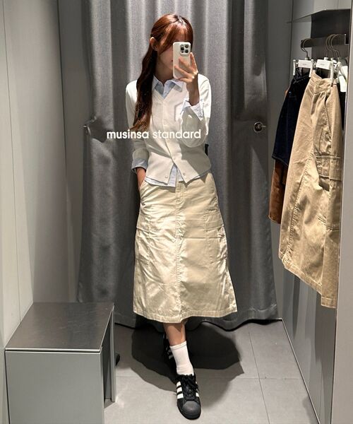 MUSINSA STANDARD WOMAN（ムシンサスタンダードウーマン）の「ウィメンズストライプスリムフィットシャツ[スカイブルー]（シャツ/ブラウス・レディース・その他・SMALL/MEDIUM/LARGE/X-SMALL）」の2枚目の写真